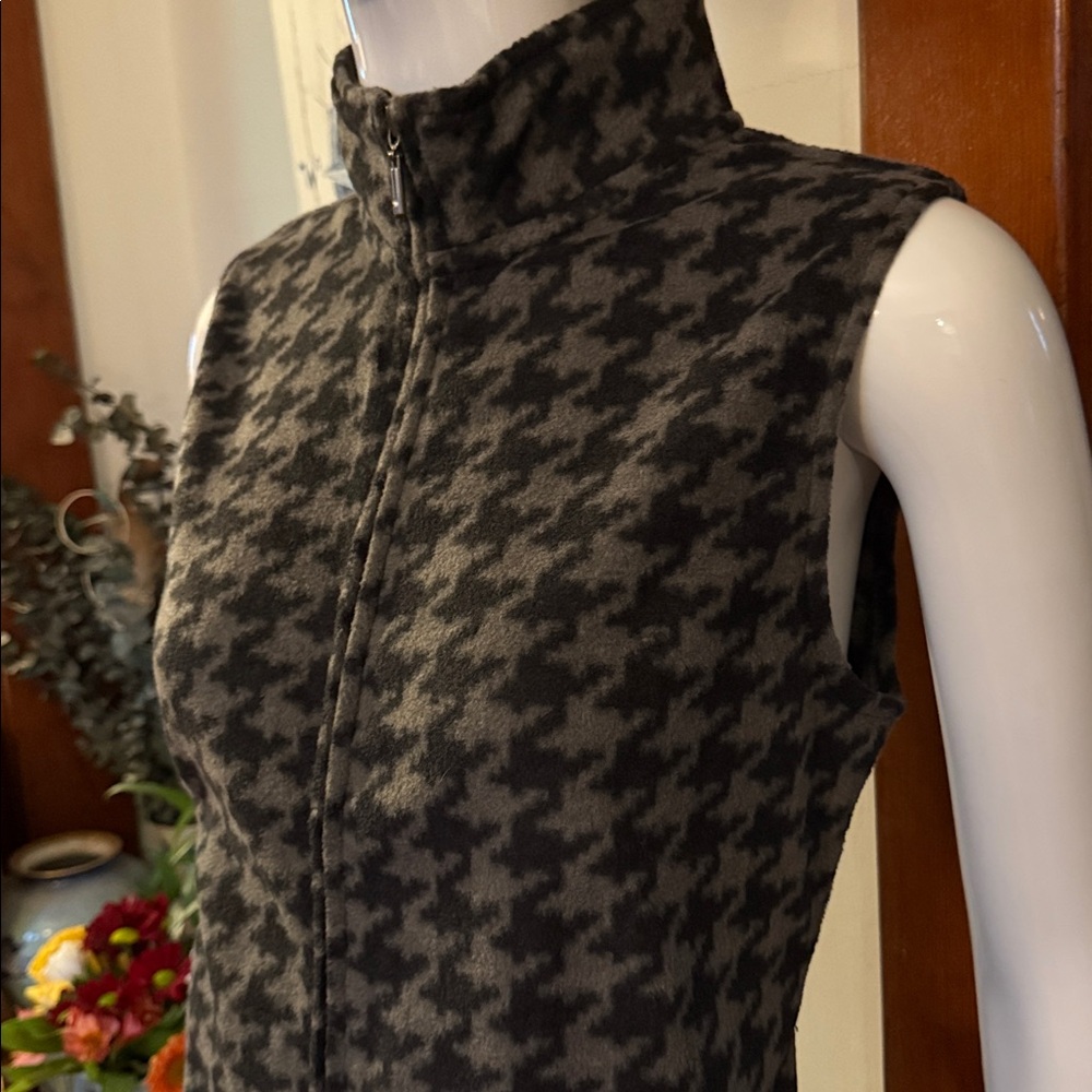 NWT northern reflections size small Houndstooth Sleeveless Zip-Up Vest